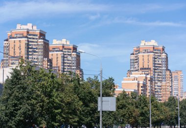 Kuru güneşli bir yaz gününde gökyüzü arka planında ev inşa etmenin kıyısında
