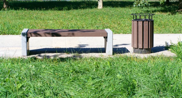 夏の晴れた日に公園のベンチ — ストック写真