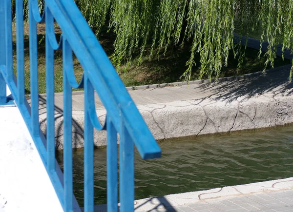 Güneşli bir yaz gününde, gölün üzerindeki köprüde.