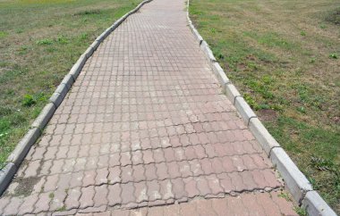 Kuru güneşli bir günde Park 'ta yol