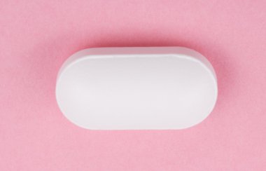 pembe bir arka plan üzerinde beyaz hap