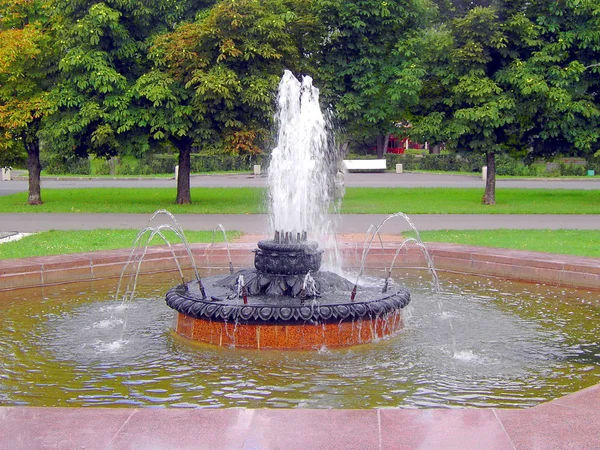 Fountain in city park — Stock Photo, Image