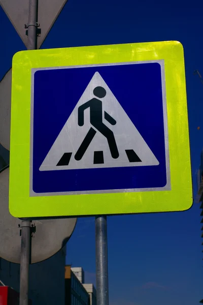 Fußgängerüberweg-Schild auf Straße — Stockfoto