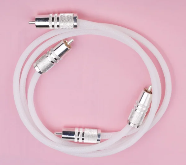 Interconnect Kabel op roze achtergrond — Stockfoto