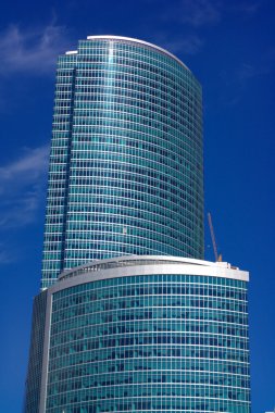 Gökyüzü arka planındaki ofis binasının kenarı