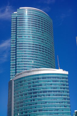 Gökyüzü arka planındaki ofis binasının kenarı