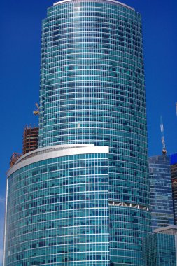 Gökyüzü arka planındaki ofis binasının kenarı