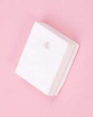 Pembe bir arka plan üzerinde seramik yalıtkan