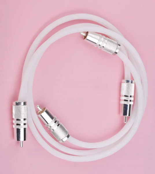 Propojit kabel na růžovém pozadí — Stock fotografie