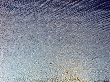 Şehir park su birikintisi suda doğum gününde dalgalanma