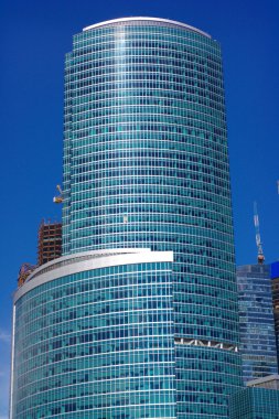 Gökyüzü arka planındaki ofis binasının kenarı