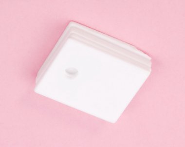 Pembe bir arka plan üzerinde seramik yalıtkan