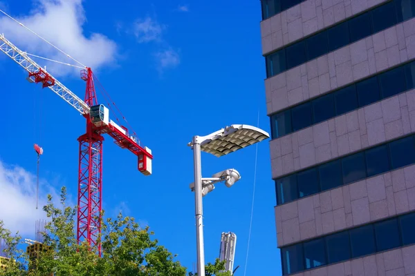 Torre de la grúa en el cielo Fondo —  Fotos de Stock