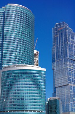 Gökyüzü arka planındaki ofis binasının kenarı