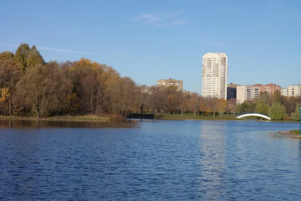 Otoño en parque de la ciudad — Foto de Stock