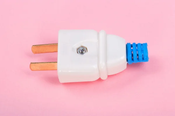 American Outlet Plug sobre fondo rosa — Foto de Stock
