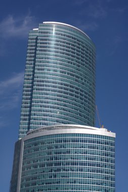 Gökyüzü arka planındaki ofis binasının kenarı