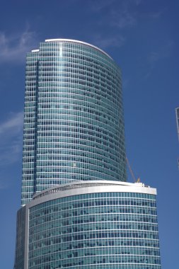 Gökyüzü arka planındaki ofis binasının kenarı