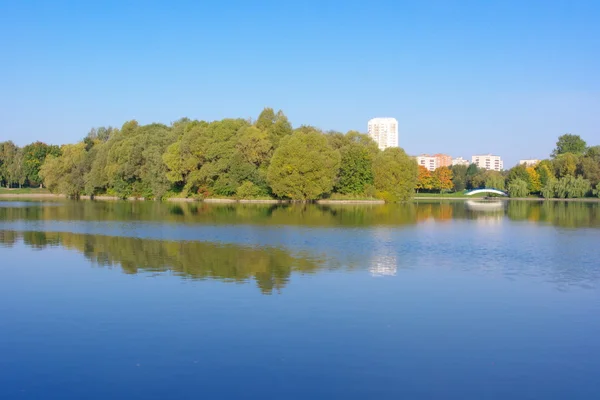 Літо в міському парку — стокове фото