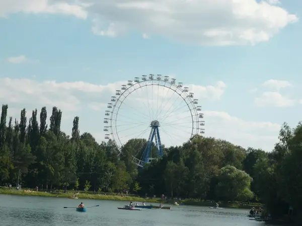 Grande roue et lac dans le parc — Photo