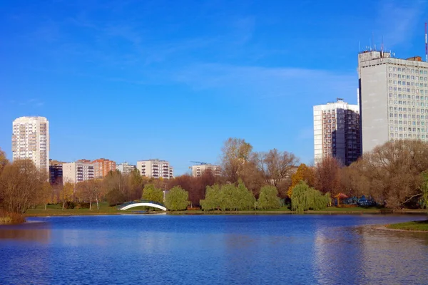 Otoño en parque de la ciudad —  Fotos de Stock