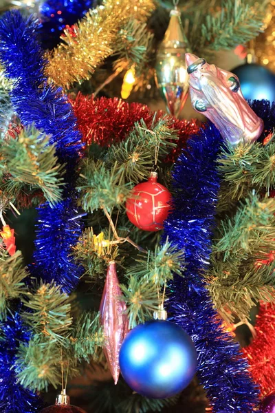 Brinquedos em abeto de Natal verde — Fotografia de Stock