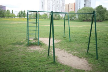 Şehir parkında yatay bar 