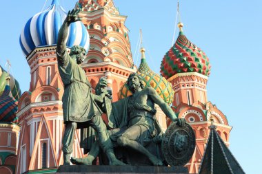 Kutsanmış fesleğen katedrali ve Minin ve Pozharsky Heykeli.