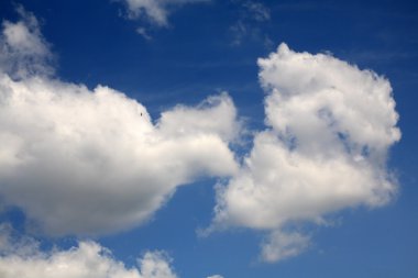 Mavi gökyüzünde bulut