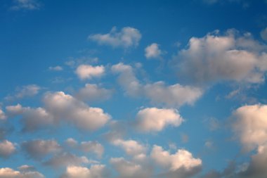 Mavi gökyüzünde bulut