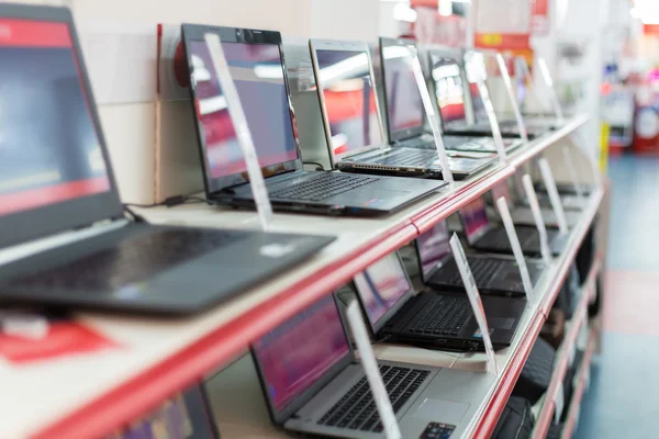 Estantes con ordenadores portátiles en tienda — Foto de Stock