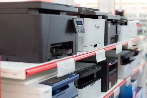 Schappen met kopieerapparaten in winkel — Stockfoto