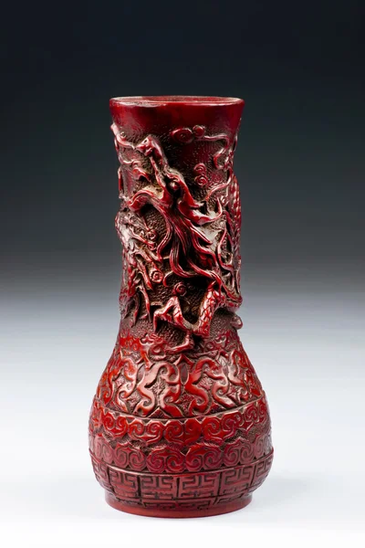 Vase Dragon au cinabre chinois . — Photo