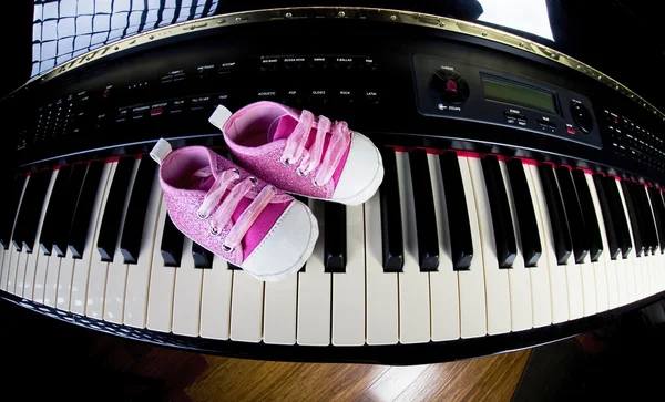 Πιάνο πρακτική για το μωρό. — Φωτογραφία Αρχείου