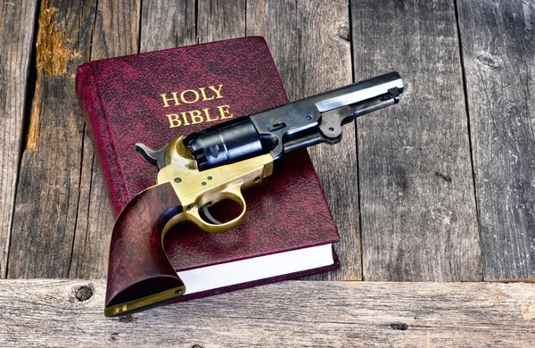 Pistolet et Bible . — Photo