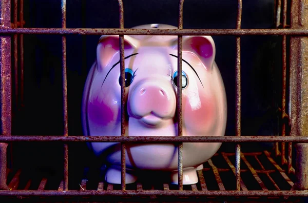 Strafe für rosa Sparschwein. — Stockfoto