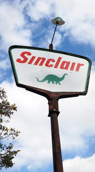  Fredericksburg, Teksas - 12 Kasım 2020 Eski Antik 1950 Sinclair Petrol Şirketi imzalı yeşil dinozor logosu.                          