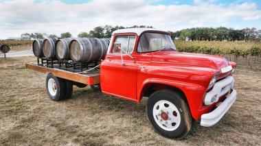 Fredericksburg, Teksas. 12-2020 Slate Mill Şarap Kolektif Şaraphanesi Teksas Hill Country 'de. Arka planda 1950 GMC şarap kamyonu ve üzüm bağları var..                               