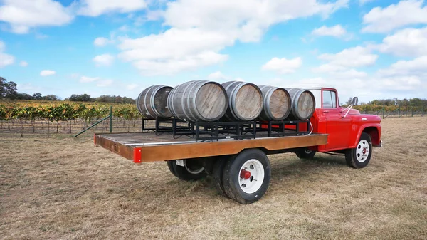 德克萨斯弗雷德里克堡 2020年11月12日德克萨斯山国板磨坊葡萄酒集体酿酒厂 背景为1950年Gmc葡萄酒卡车和葡萄园 图库图片