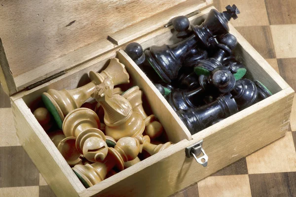 Παλιό Ξύλινο Κουτί Ξύλινα Κομμάτια Σκακιού — Φωτογραφία Αρχείου