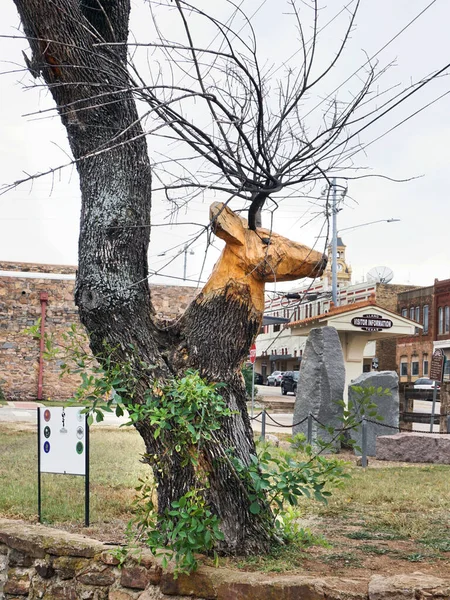 Liano Teksas Listopada 2020 Rzeźbiona Głowa Jelenia Starym Drzewie Centrum — Zdjęcie stockowe