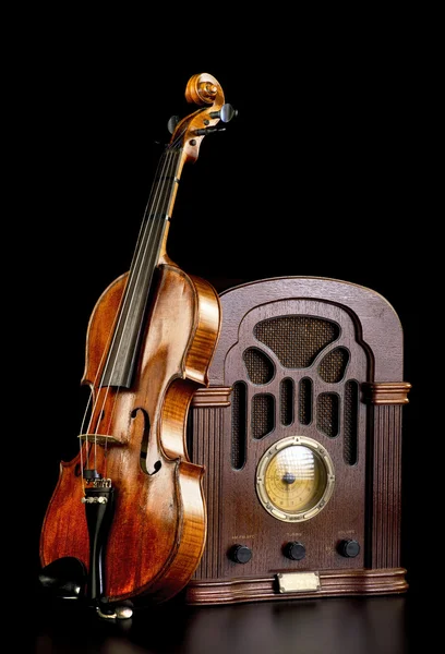 Old Radio and Violin. — Stok fotoğraf