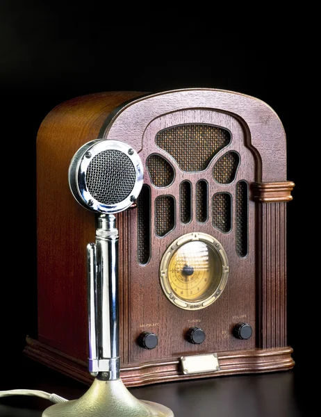 Старе радіо та мікрофон . — стокове фото