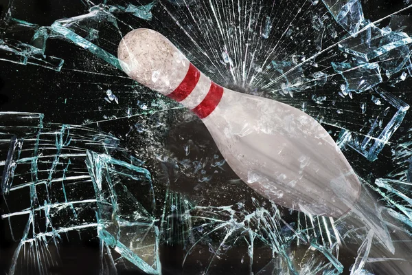 Bowling Pin brekend glas. — Stockfoto