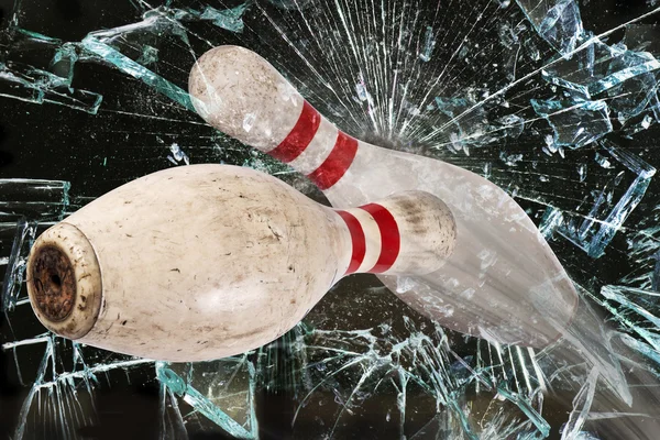 Bowling Pin Breaking Glass. — Stock Photo, Image