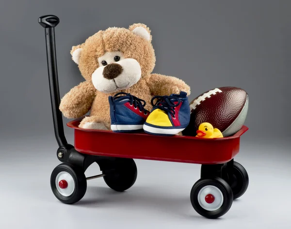 Kundvagn full av leksaker. — Stockfoto