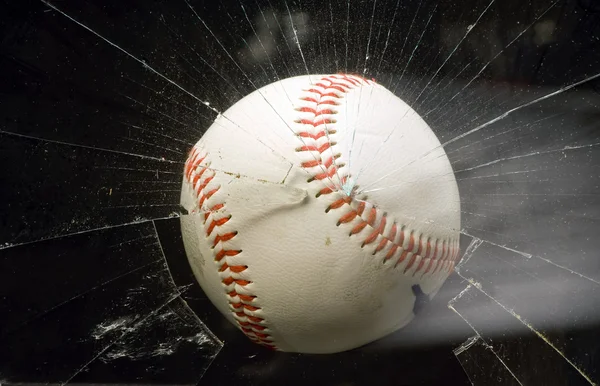 Béisbol rompiendo vidrio . — Foto de Stock