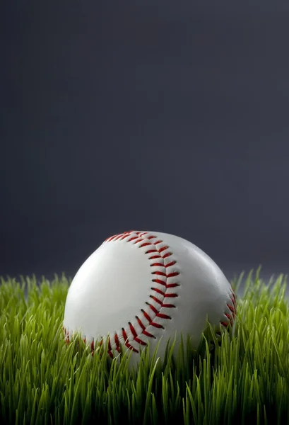 Honkbal op groen veld. — Stockfoto