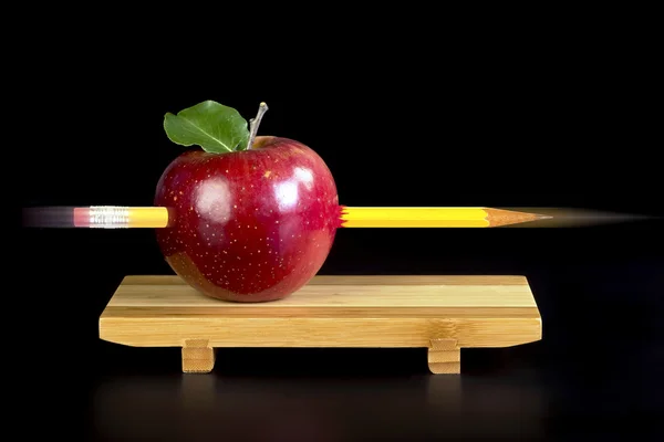 Lápis amarelo e maçã . — Fotografia de Stock