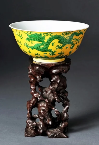 Chinese Green and Yellow Dragon Bowl. — Stock Photo, Image